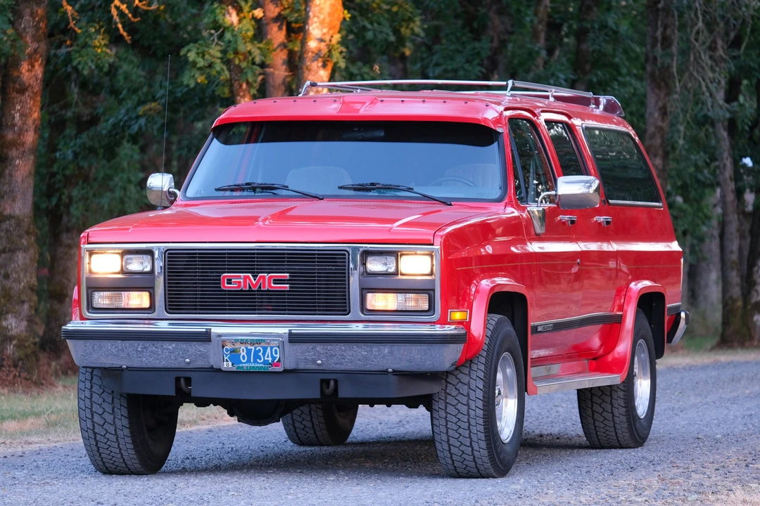 1989 GMC Suburban 7th Gen - Image 4 of 31