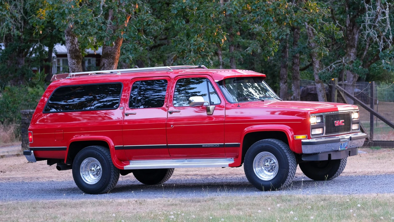 1989 GMC Suburban 7th Gen - Image 25 of 31