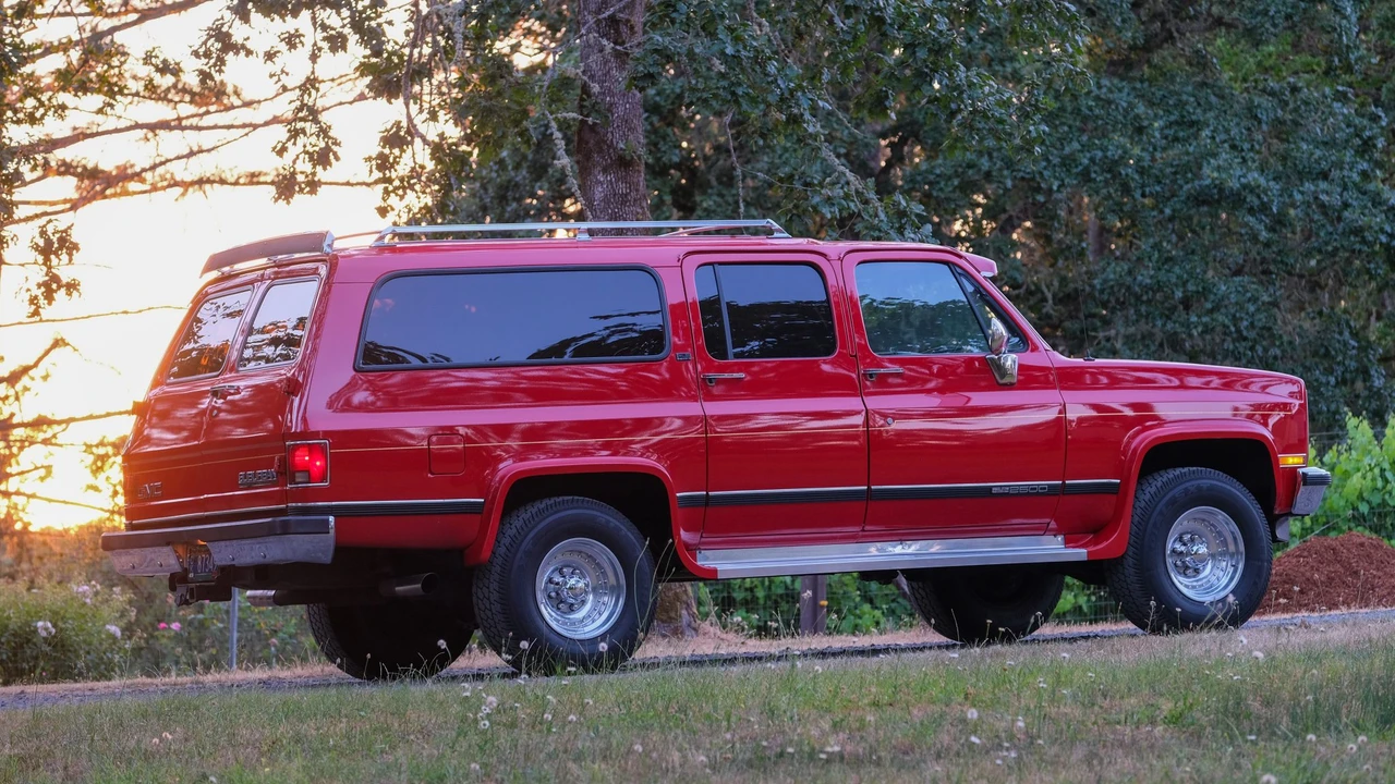 1989 GMC Suburban 7th Gen - Image 21 of 31