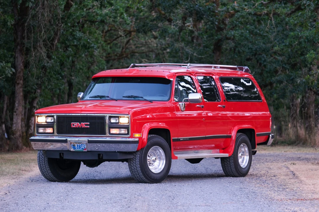 1989 GMC Suburban 7th Gen - Image 9 of 31