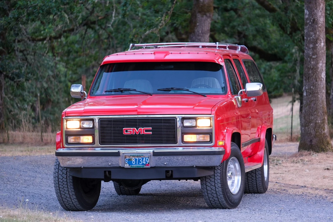 1989 GMC Suburban 7th Gen - Image 2 of 31