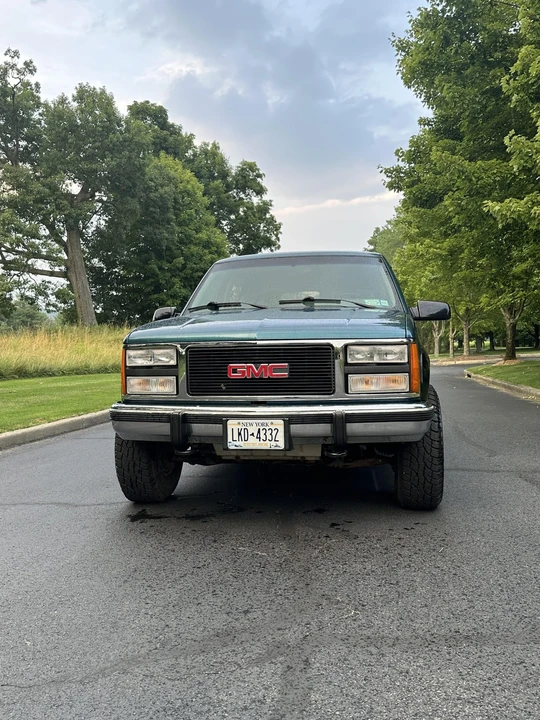 1993 GMC Suburban 8th Gen - Image 2 of 31