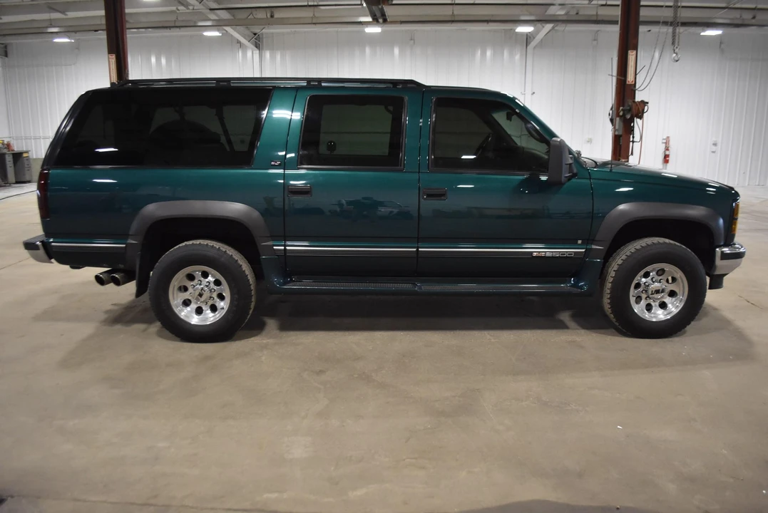1996 GMC Suburban 8th Gen - Image 7 of 31