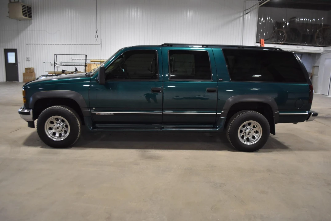 1996 GMC Suburban 8th Gen - Image 3 of 31