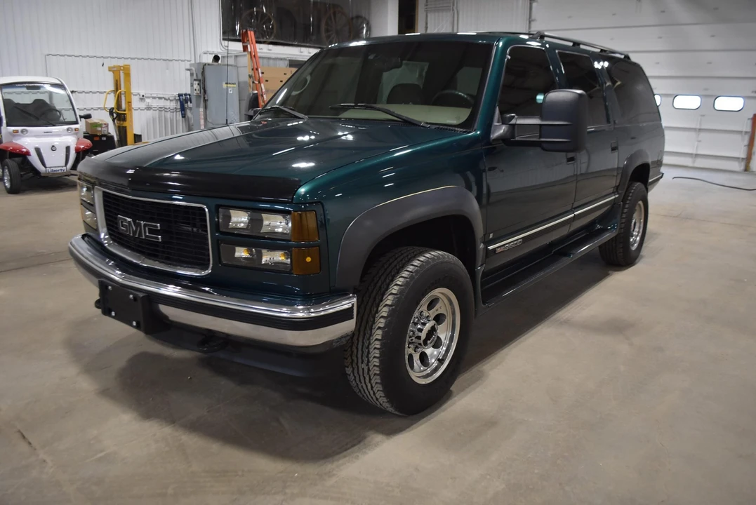 1996 GMC Suburban 8th Gen - Image 2 of 31