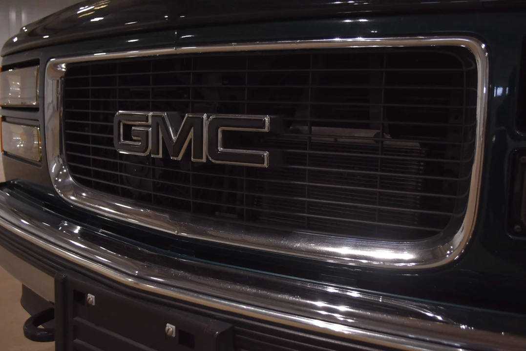 1996 GMC Suburban 8th Gen - Image 19 of 31