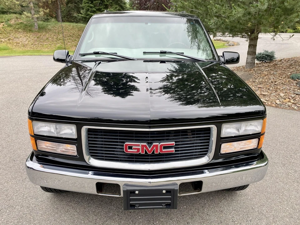 1997 GMC Suburban 8th Gen - Image 4 of 31