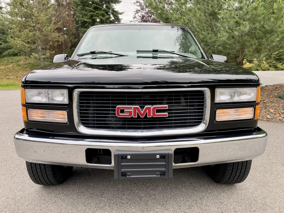 1997 GMC Suburban 8th Gen - Image 5 of 31
