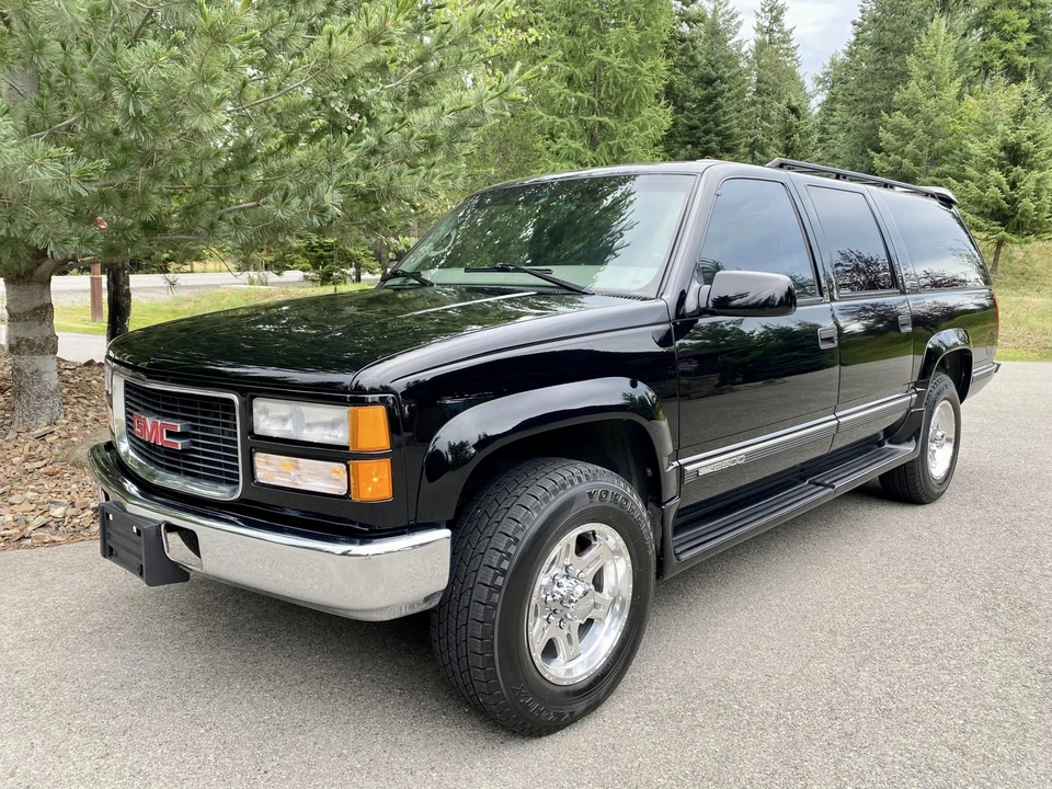 1997 GMC Suburban 8th Gen - Image 3 of 31