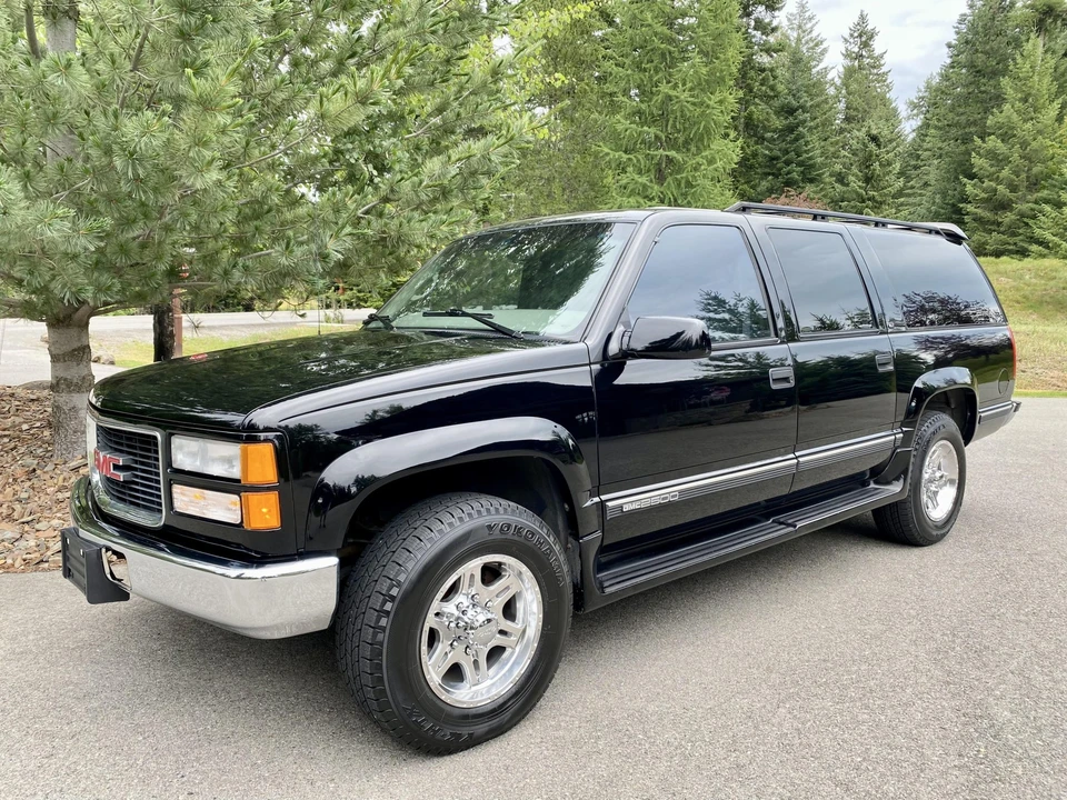 1997 GMC Suburban 8th Gen - Image 2 of 31