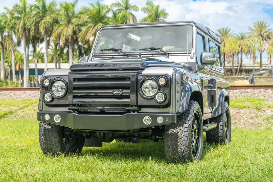Land Rover Defender 90 - Image 2 of 31
