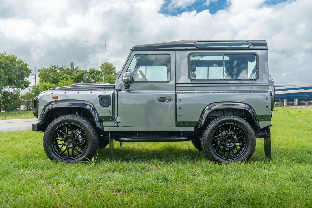 Land Rover Defender 90 - Image 8 of 31