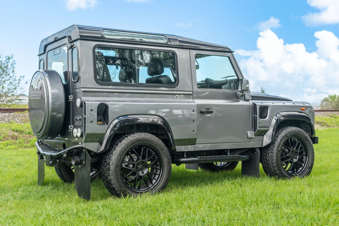 Land Rover Defender 90 - Image 14 of 31