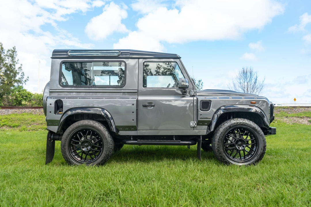 Land Rover Defender 90 - Image 15 of 31
