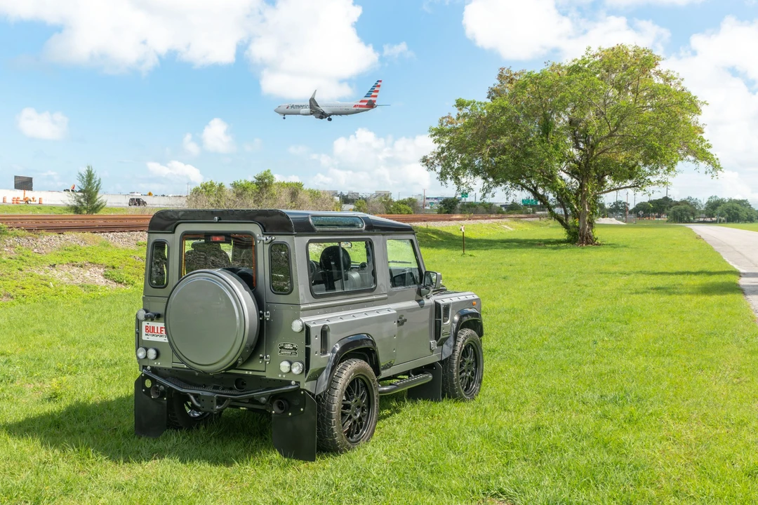 Land Rover Defender 90 - Image 10 of 31
