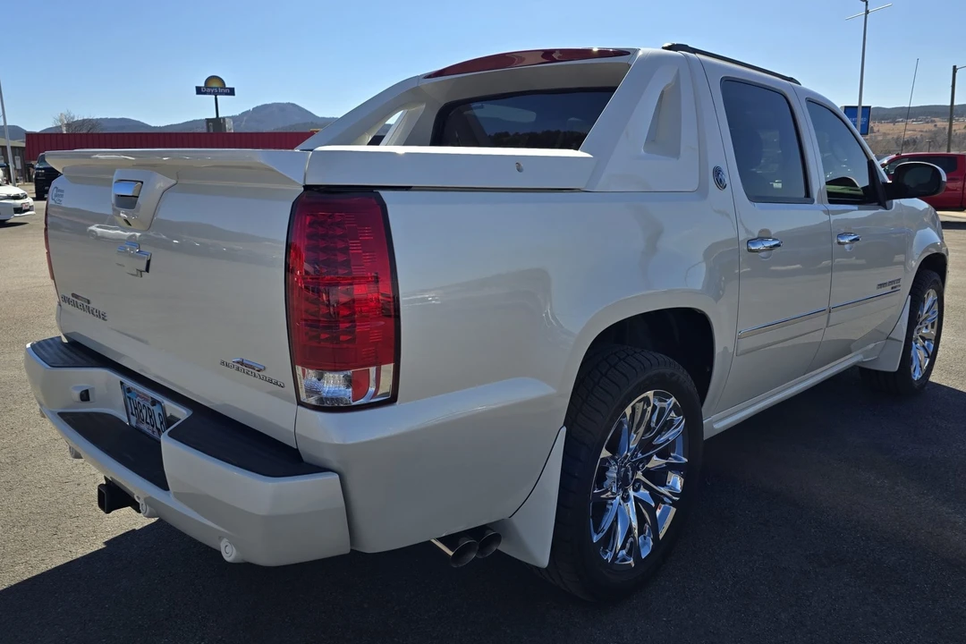 2013 Chevrolet Avalanche - Image 2 of 7