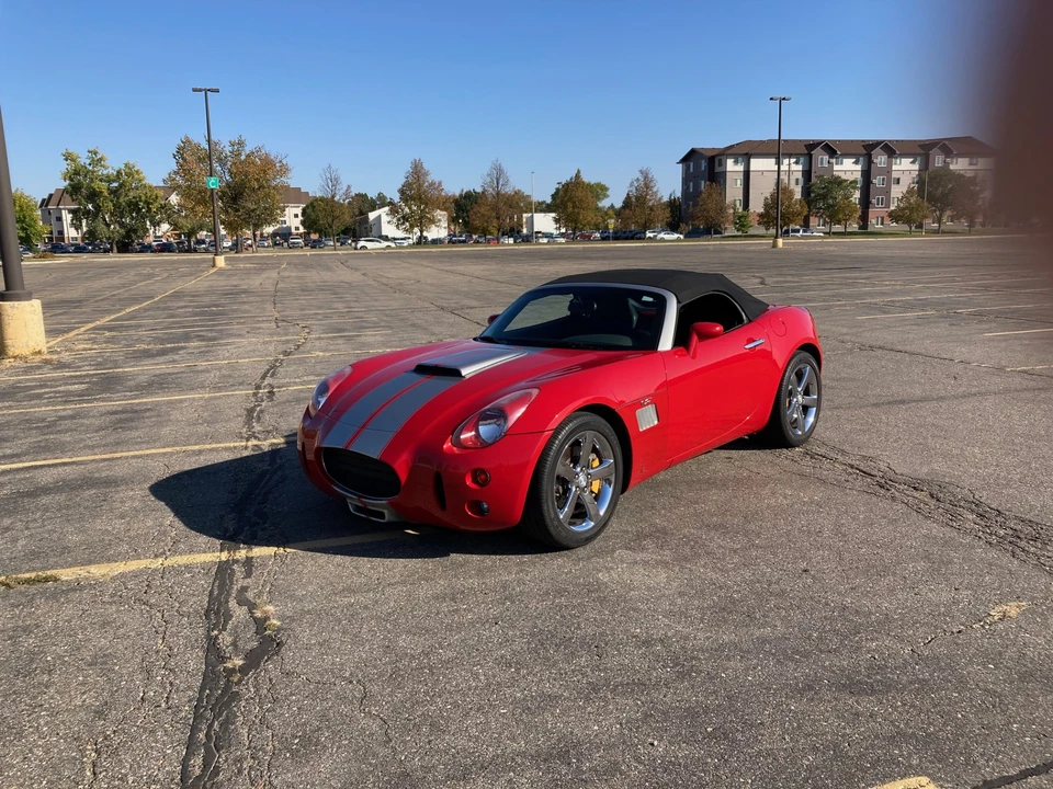 2009 Pontiac Solstice - Image 2 of 31