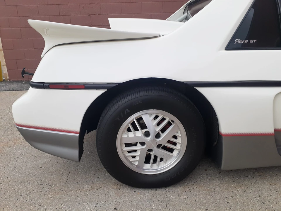 1984 Pontiac Fiero - Image 26 of 31