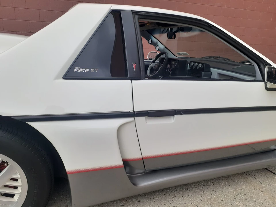 1984 Pontiac Fiero - Image 27 of 31