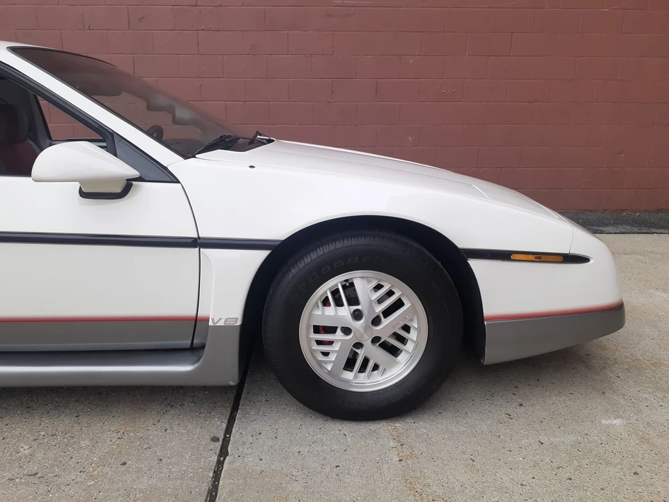 1984 Pontiac Fiero - Image 28 of 31
