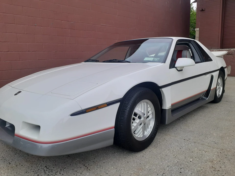 1984 Pontiac Fiero - Image 10 of 31