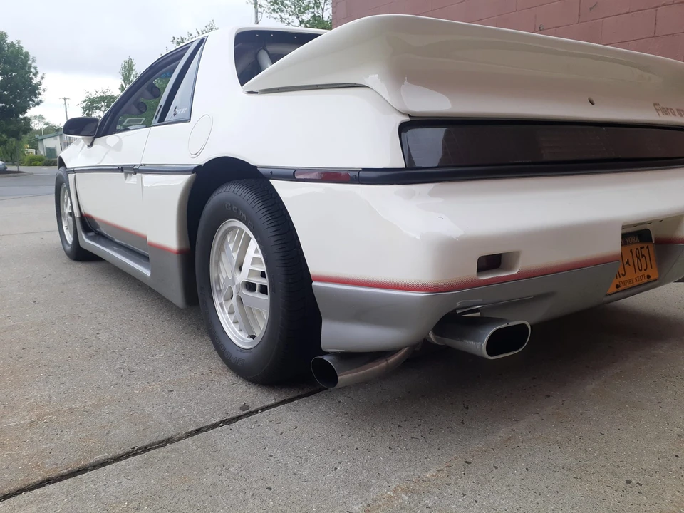 1984 Pontiac Fiero - Image 24 of 31