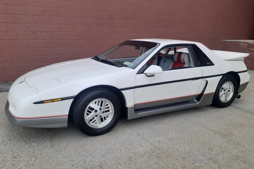 1984 Pontiac Fiero - Image 11 of 31