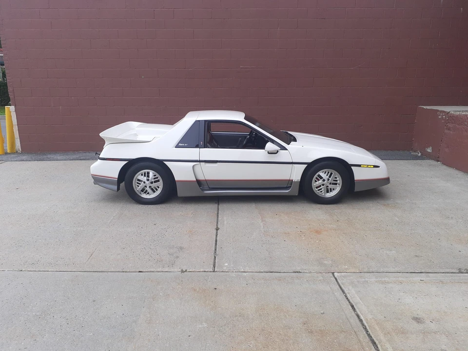 1984 Pontiac Fiero - Image 7 of 31