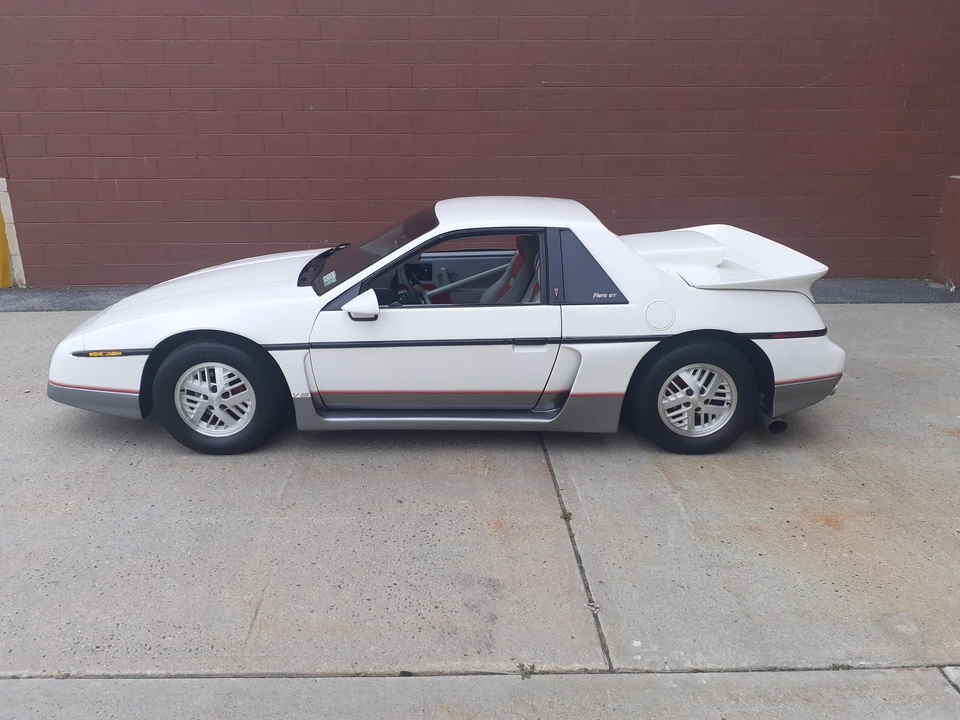 1984 Pontiac Fiero - Image 3 of 31