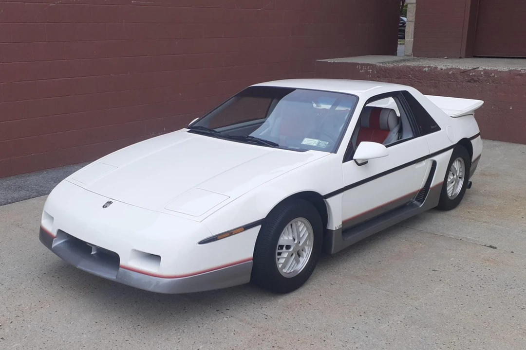 1984 Pontiac Fiero - Image 2 of 31