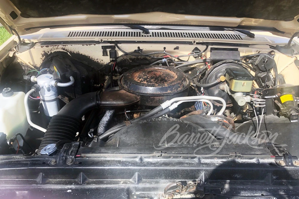 1987 GMC Suburban 7th Gen - Image 2 of 15