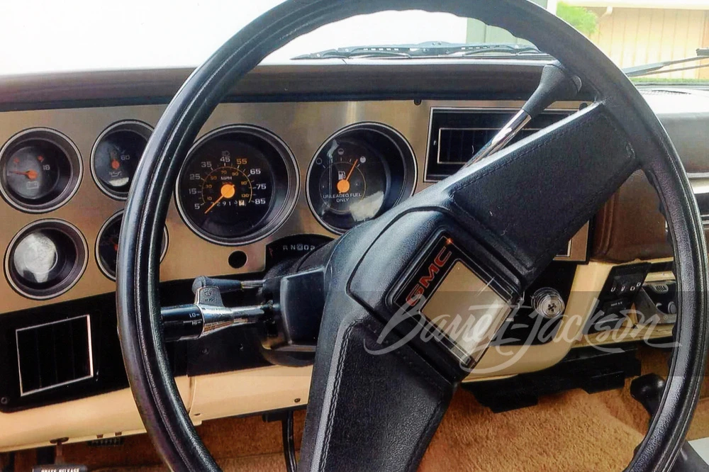 1987 GMC Suburban 7th Gen - Image 9 of 15
