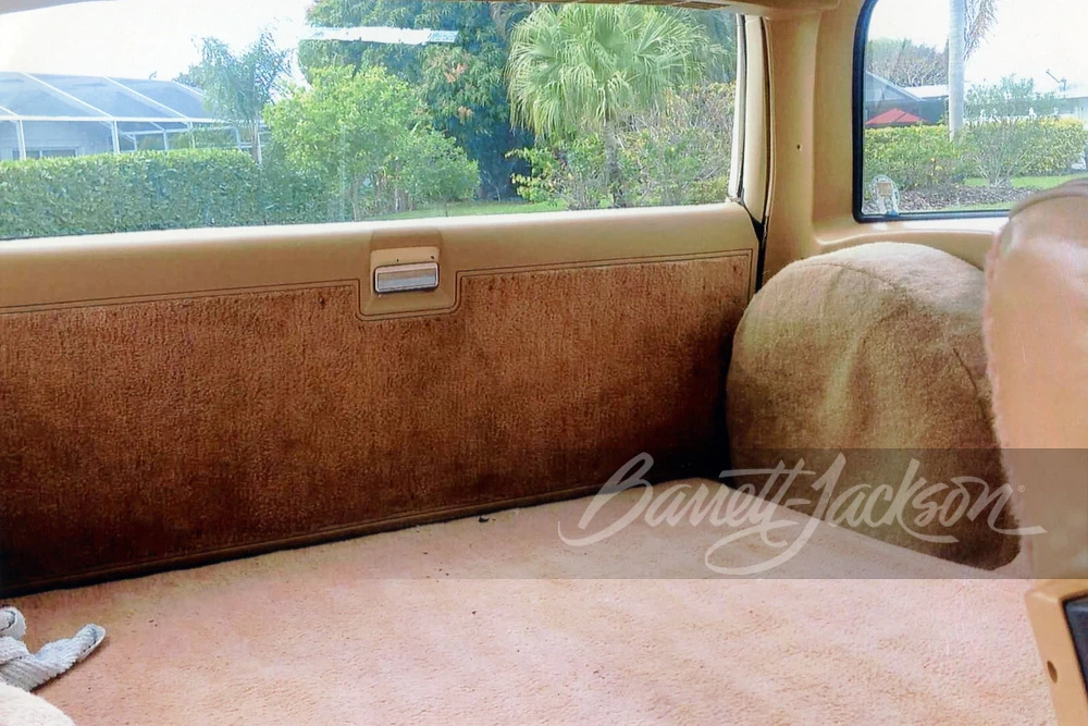 1987 GMC Suburban 7th Gen - Image 10 of 15