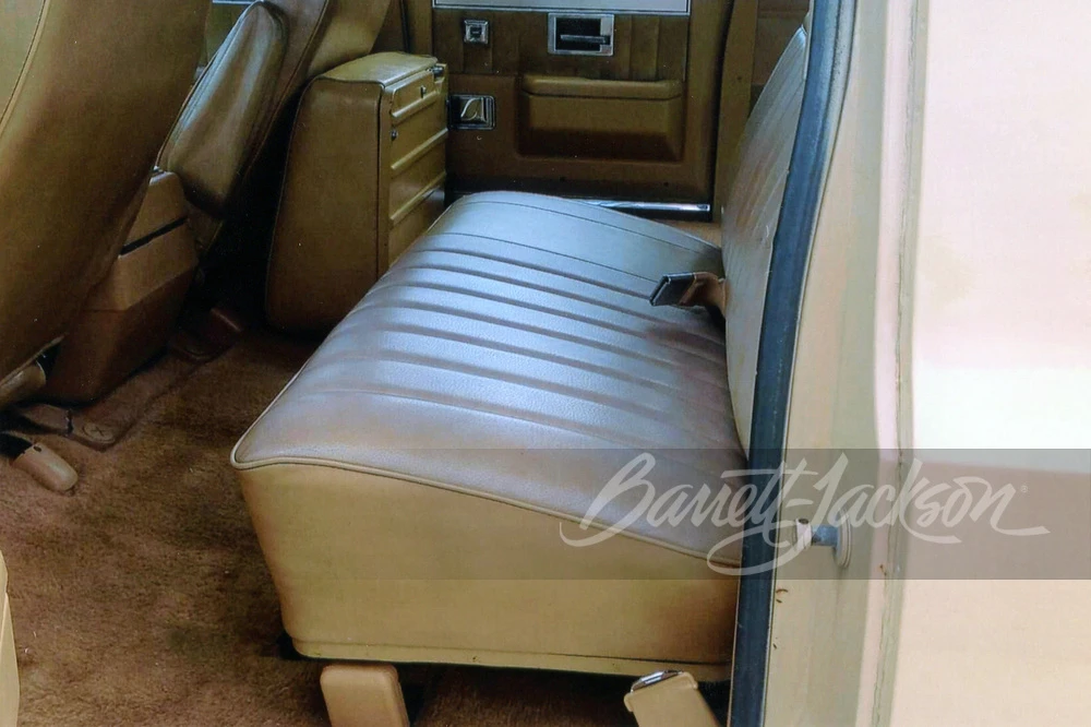 1987 GMC Suburban 7th Gen - Image 12 of 15