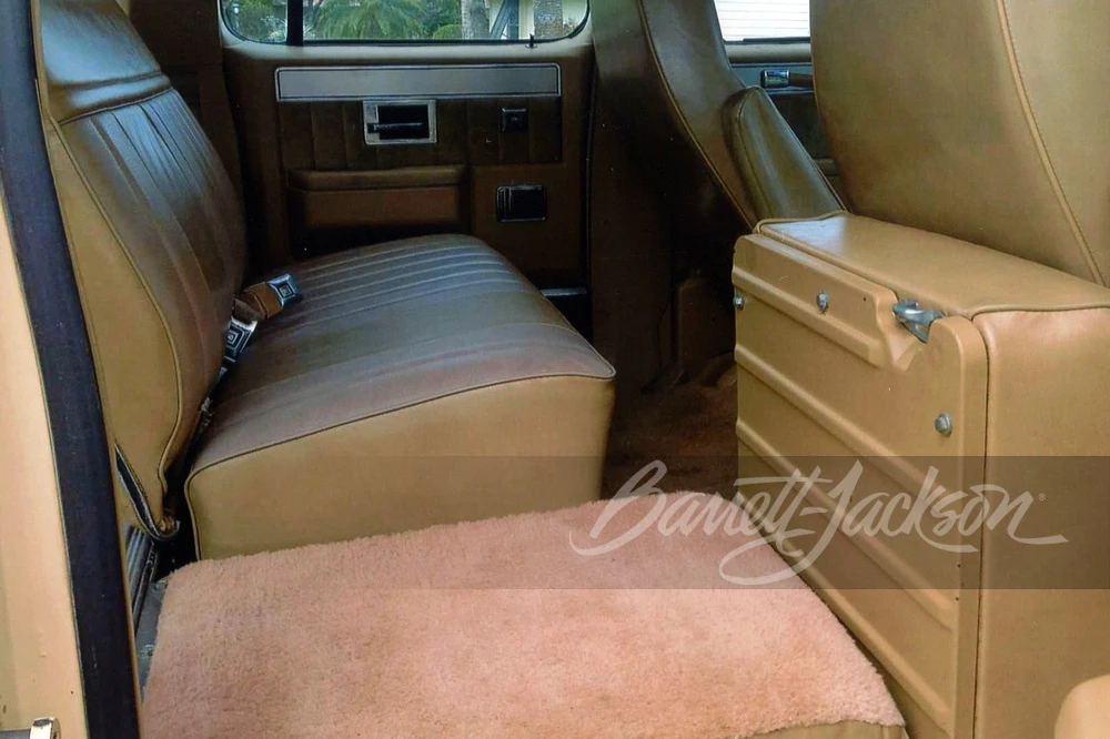 1987 GMC Suburban 7th Gen - Image 13 of 15
