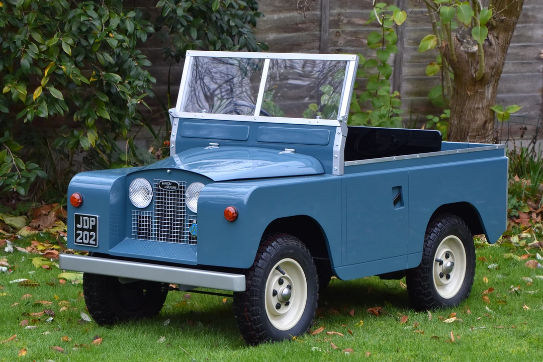 Land Rover - Image 2 of 31