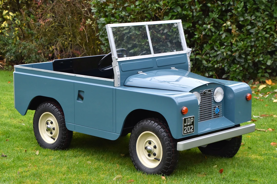 Land Rover - Image 4 of 31