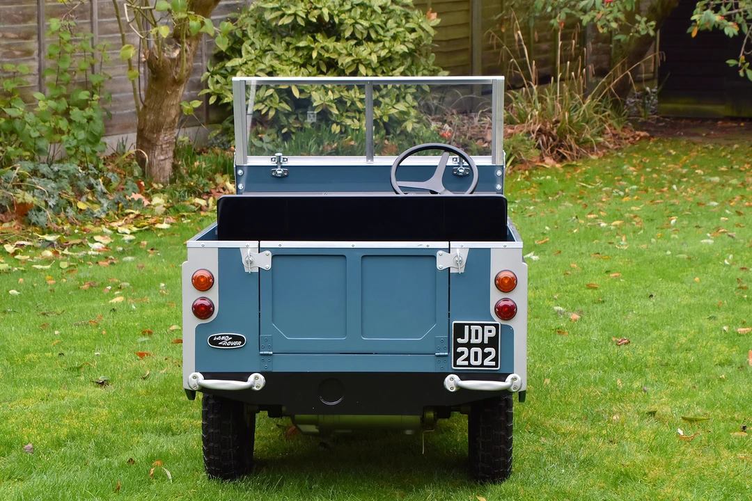 Land Rover - Image 17 of 31