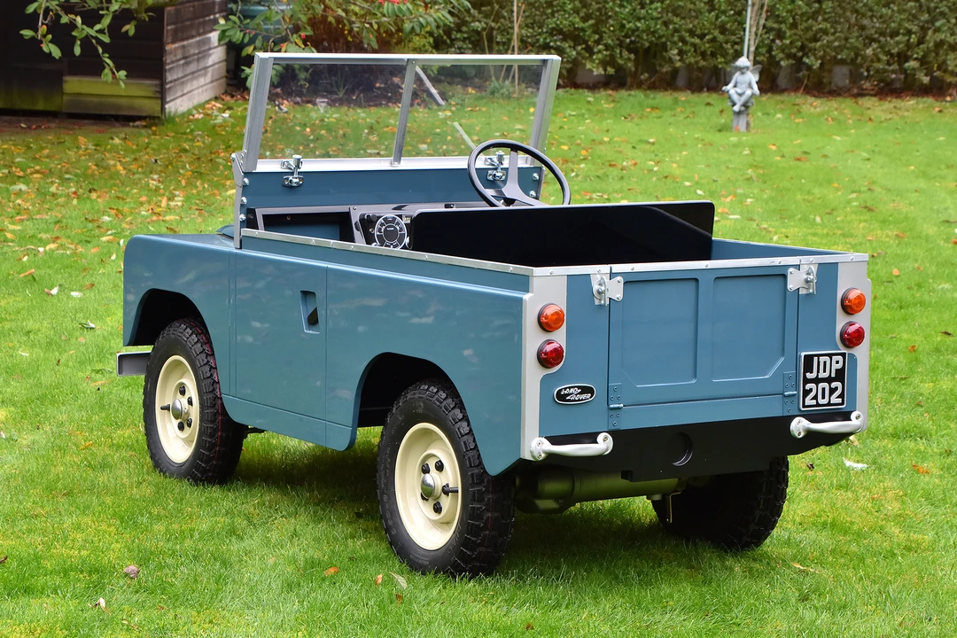 Land Rover - Image 8 of 31
