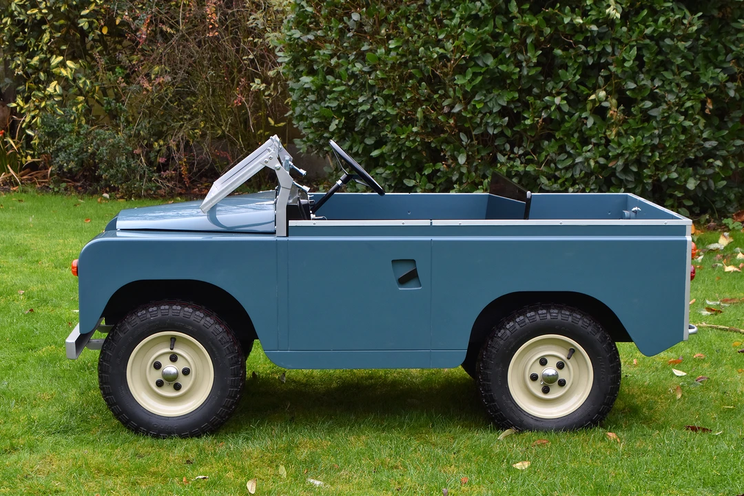 Land Rover - Image 18 of 31