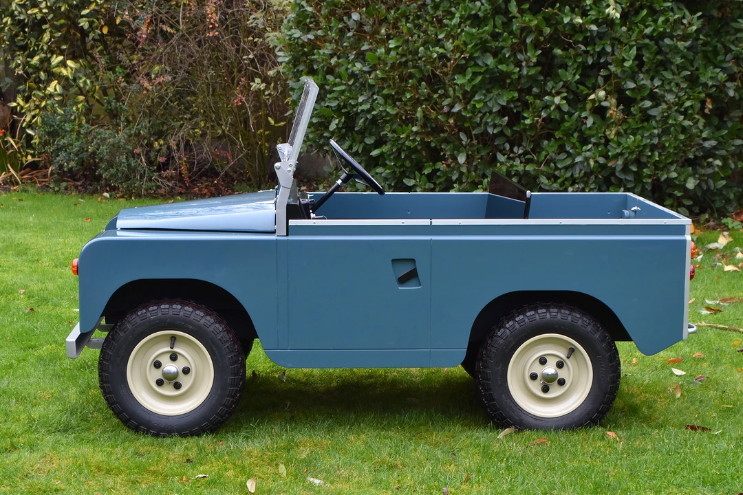 Land Rover - Image 9 of 31
