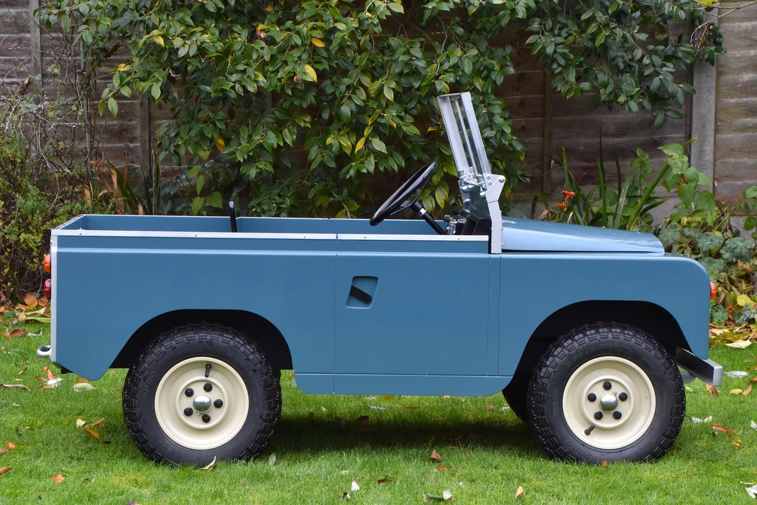 Land Rover - Image 5 of 31