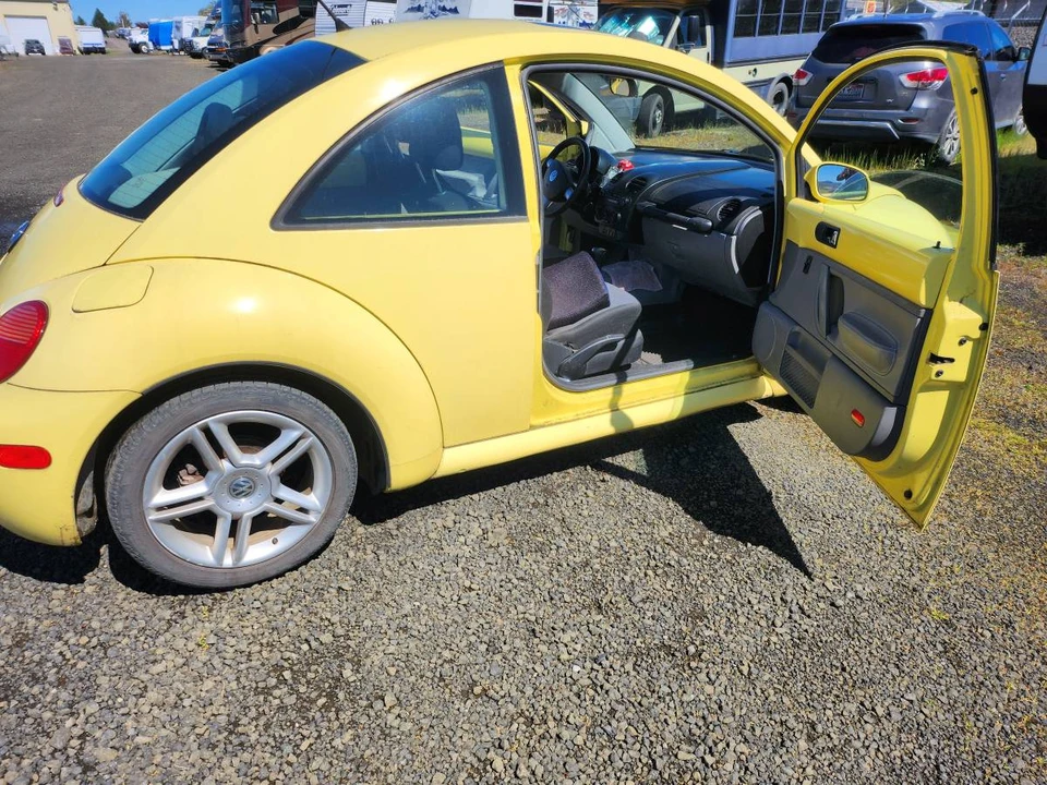 2002 Volkswagen New Beetle - Image 8 of 9