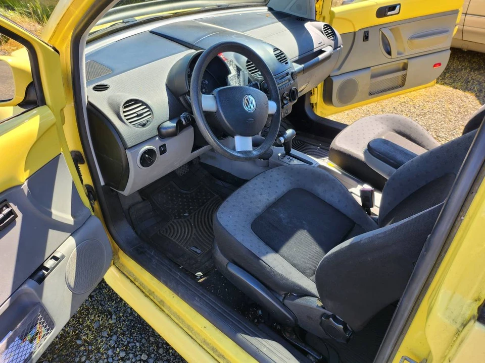 2002 Volkswagen New Beetle - Image 5 of 9