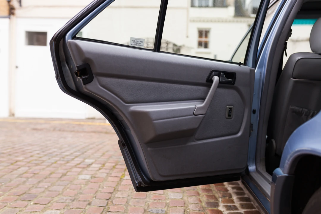 Mercedes-Benz 190E - Image 31 of 31
