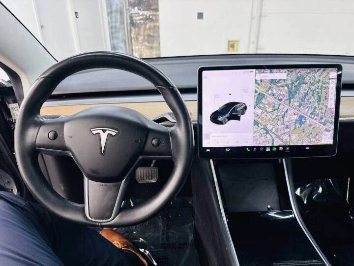 2000 Tesla Model 3 - Image 8 of 10