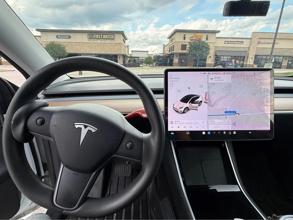 Tesla Model Y - Image 8 of 10