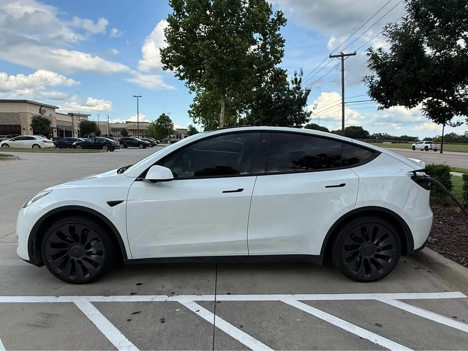Tesla Model Y - Image 2 of 10