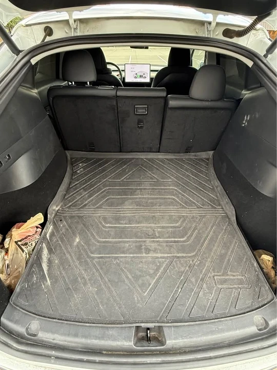 Tesla Model Y - Image 7 of 10