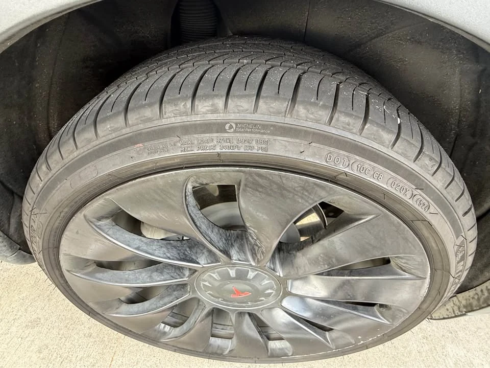 Tesla Model Y - Image 5 of 10